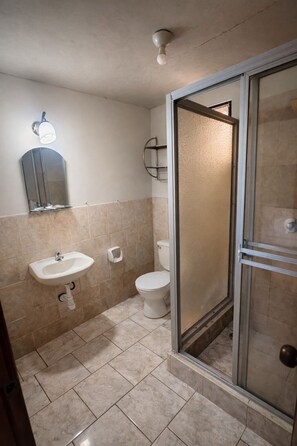 Chambre Quadruple Familiale, plusieurs lits | Salle de bain