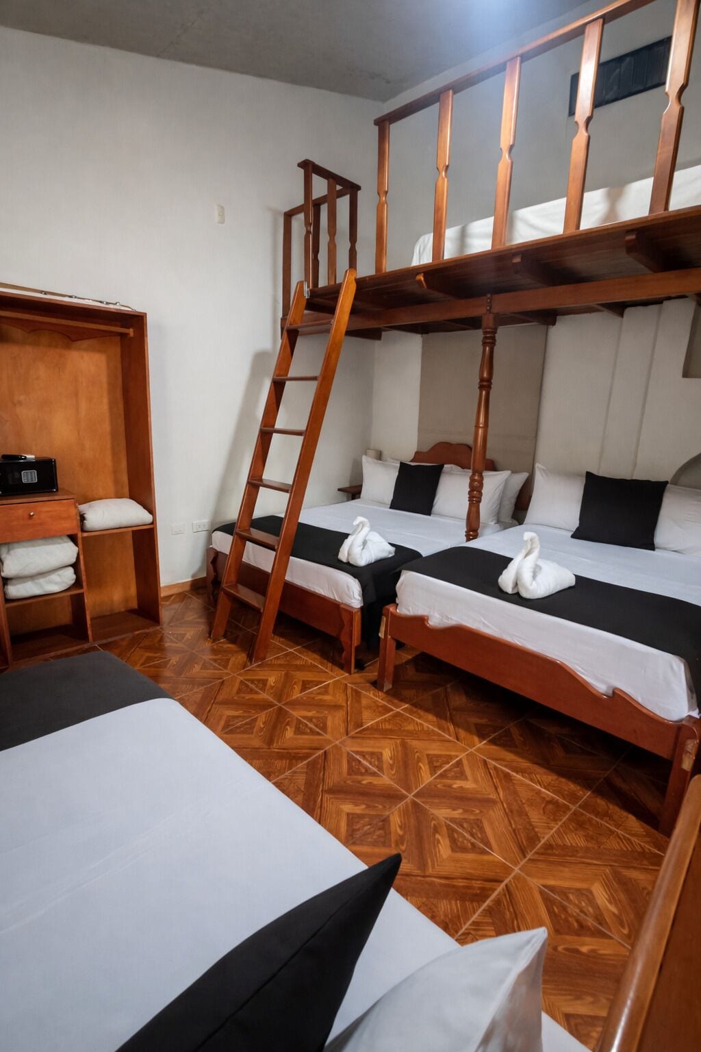 Firemannsrom – familie, flere senger | Safe på rommet, wi-fi (inkludert) og sengetøy