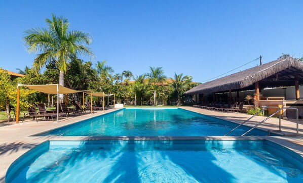 2 outdoor pools