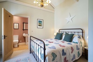 3 chambres, fer et planche à repasser, Wi-Fi gratuit, draps fournis