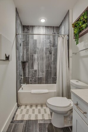 Hair dryer, towels, soap, shampoo - Bohemian Farmhouse of your dreams awaits in this 5 bed, 3.5 bath! (Nashville)