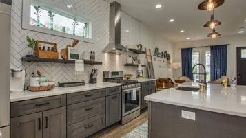 Een koelkast, een magnetron, een oven, een kookplaat