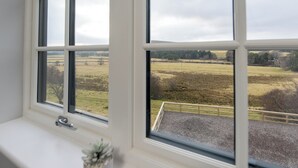 Een uitzicht op een grasveld en een hek.