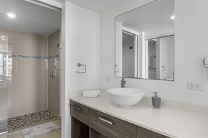 Douche, séchoir à cheveux, serviettes fournies