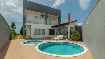 2 piscinas al aire libre