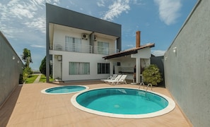 2 piscinas al aire libre