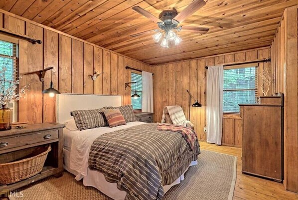 2 chambres, bureau, fer et planche à repasser, accès au Wi-Fi (inclus)