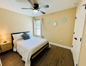 3 bedrooms, iron/ironing board, WiFi, bed sheets