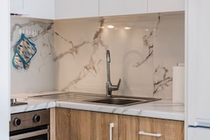 Køleskab, ovn, kogeplade, brødrister