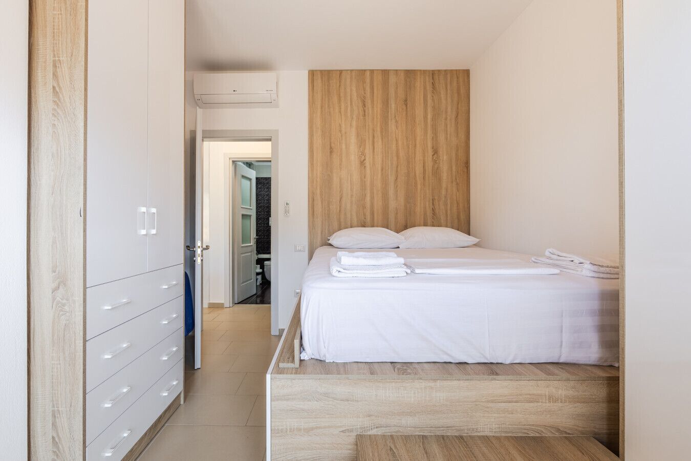 2 Schlafzimmer, Schreibtisch, Bügeleisen/Bügelbrett, Reisekinderbett