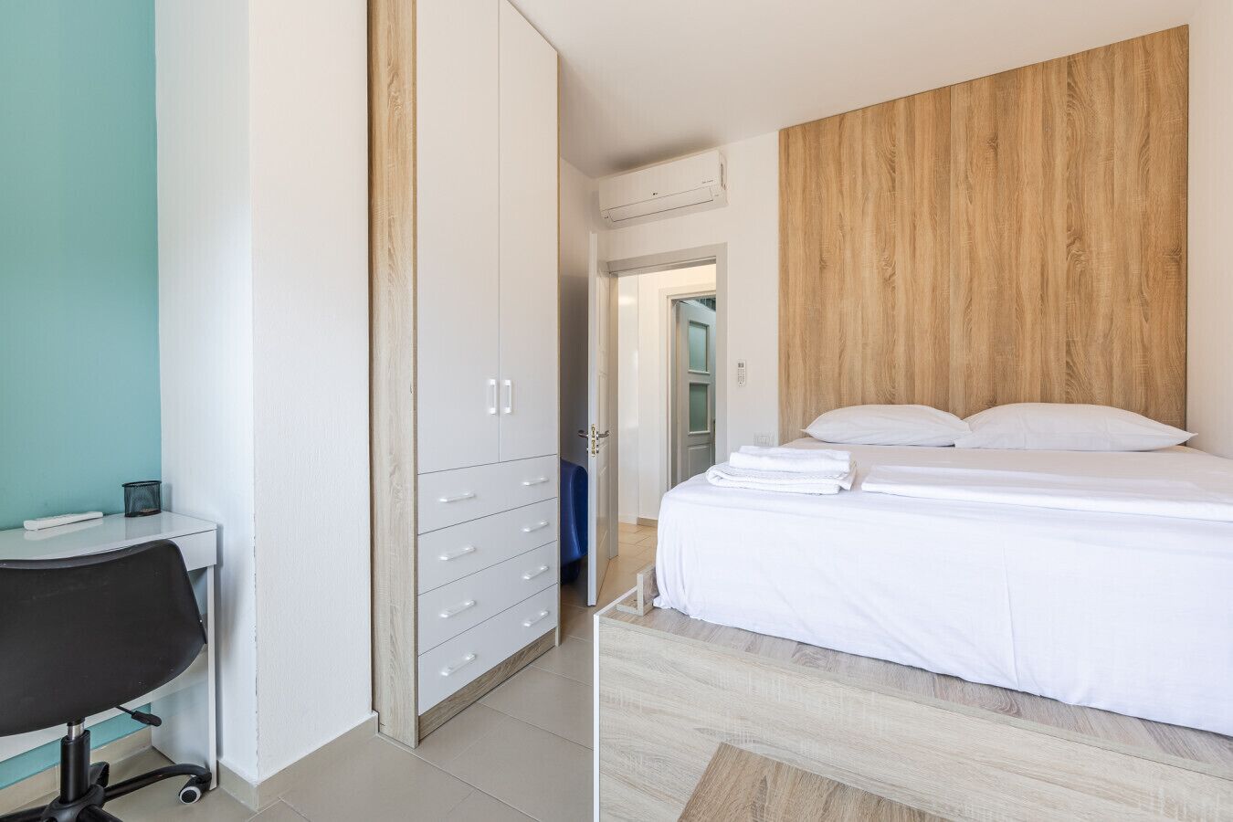 2 Schlafzimmer, Schreibtisch, Bügeleisen/Bügelbrett, Reisekinderbett