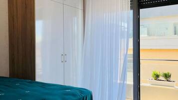 2 habitaciones, escritorio y tabla de planchar con plancha