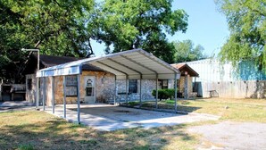 A single-story building with a covered patio area. - Historic Cozy Cabin Downtown Del Rio (Del Rio)