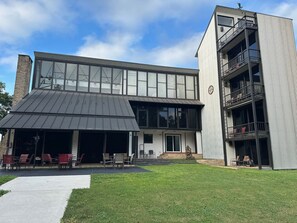 Exterior - Riverfront estate in Seguin, perfect for midweek or weekend getaway. (Seguin)