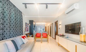 Apartamento básico | Área de estar | TV