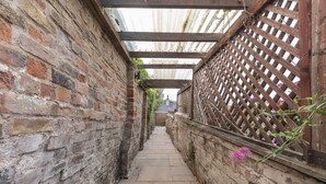 Property grounds - Charming 3-Bed Cottage in Central Stroud (Gloucestershire)