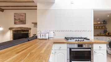 Coffee/tea maker, fridge, oven, stovetop