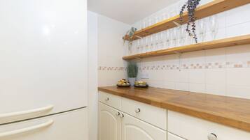 Coffee/tea maker, fridge, oven, stovetop