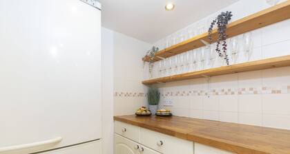 Charming 3-Bed Cottage in Central Stroud