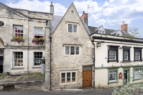 Charming 3-Bed Cottage in Central Stroud