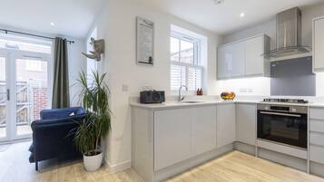 Coffee/tea maker, fridge, microwave, oven