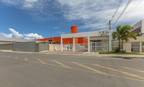 Un bâtiment doté d ’un grand silo orange, d’une entrée fermée par un portail et d’une enseigne sur laquelle on peut lire « VOG Atlanticico ».