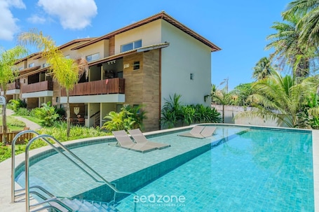 Una piscina al aire libre