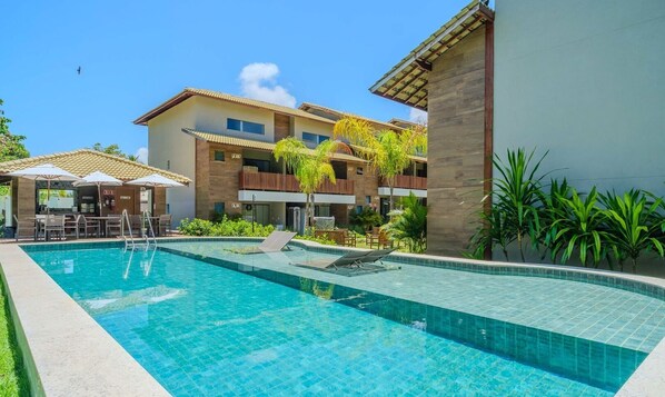 Una piscina al aire libre