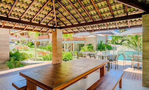 Apt w/ Pool and 2 Suites in Guarajuba Tra0014