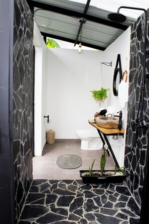 Quarto casal luxo, varanda, vista para o pátio | Banheiro | Banheira e chuveiro separados, produtos de toalete grátis