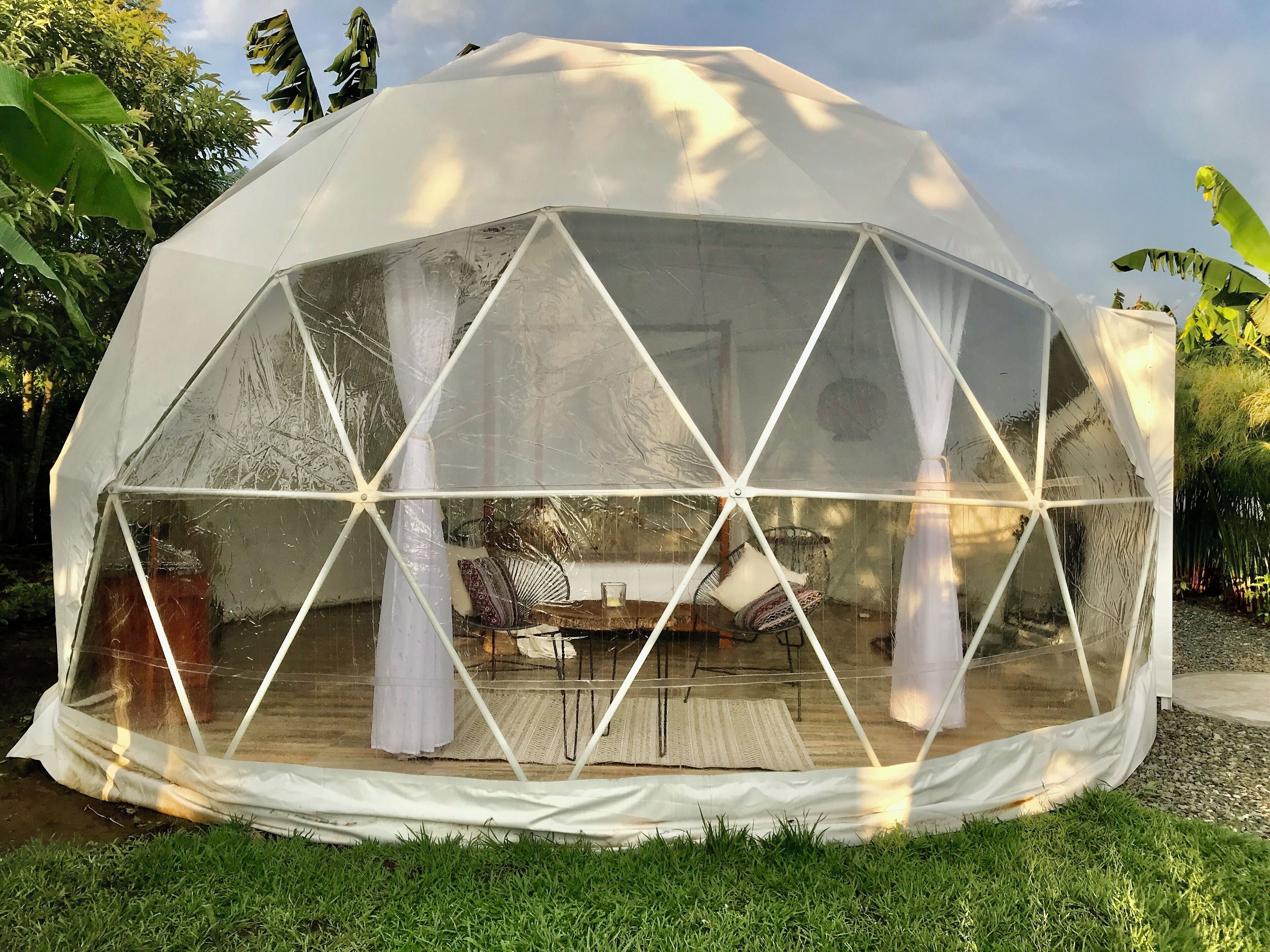 Suite de lujo, vista a la montaña | Área de sala de estar | Chimenea 