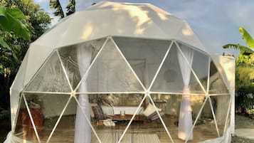 Suite de lujo, vista a la montaña | Área de sala de estar | Chimenea