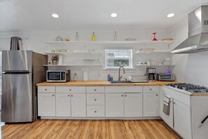 Kjøleskap, mikrobølgeovn, kokeplater og kaffetrakter/tekoker