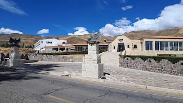 Un edificio con fachada de piedra y un letrero que dice "XIMA".