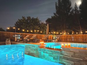 Piscine extérieure, chaises longues