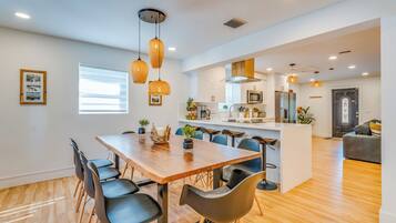 Luxury-Villa, 4 Schlafzimmer, eigener Pool, Gartenblick | Esszimmer