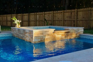 Outdoor spa tub - Fox Garden Home Near Downtown & Beach (Fort Lauderdale)