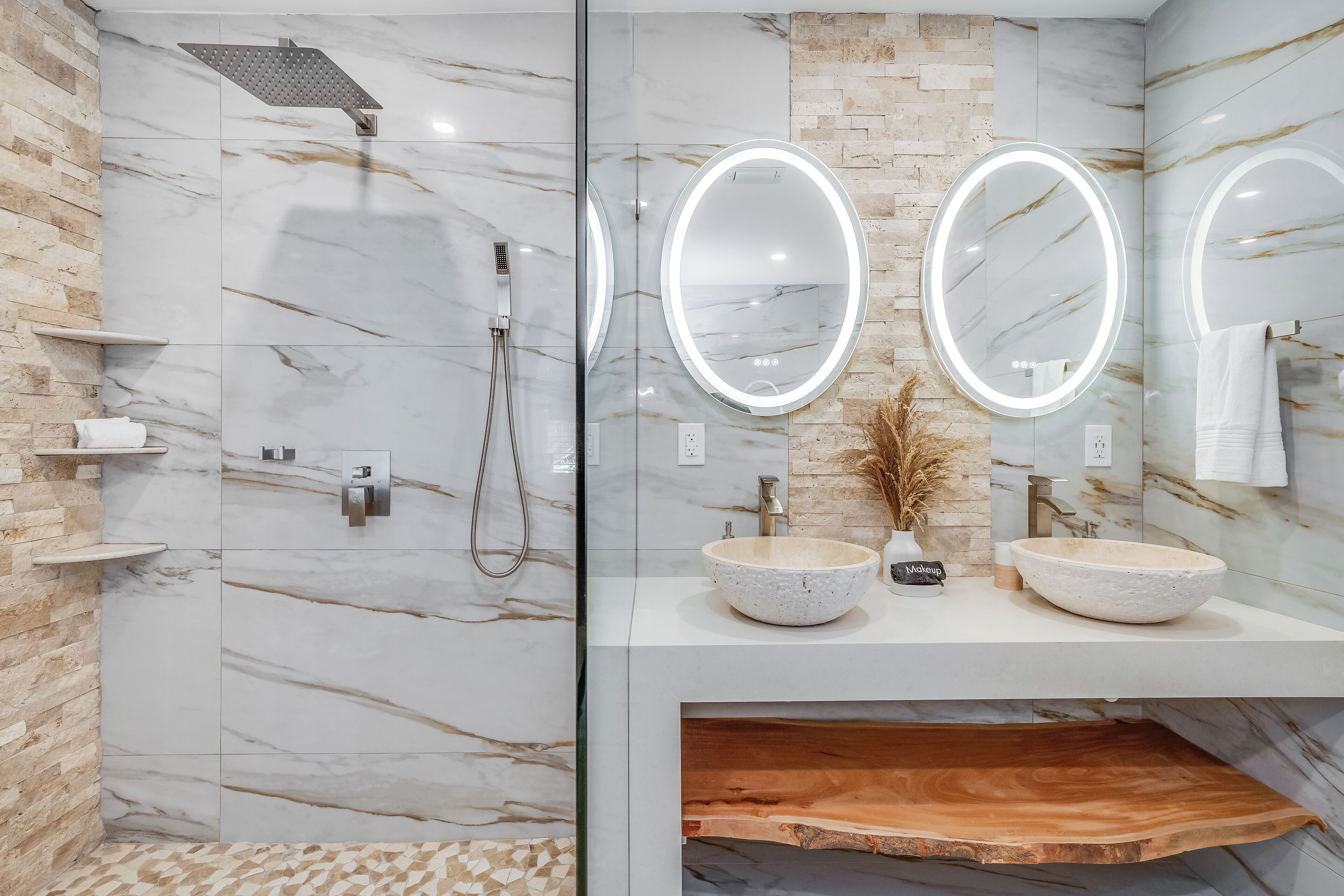 Luxury-Villa, 4 Schlafzimmer, eigener Pool, Gartenblick | Badezimmer | Bademäntel
