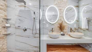 Luxury-Villa, 4 Schlafzimmer, eigener Pool, Gartenblick | Badezimmer | Bademäntel