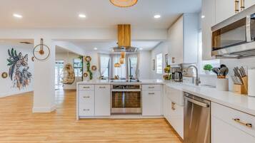 Villa Luxe, 4 chambres, piscine privée, vue jardin | Cuisine privée | CafetiÚre/bouilloire, bouilloire électrique, nécessaire de nettoyage