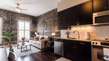 Geladeira, micro-ondas, fogão, cooktop