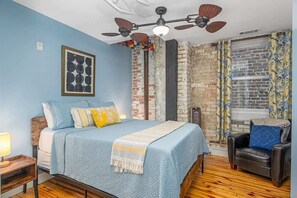 2 bedrooms, iron/ironing board, travel cot, WiFi - Blue Belle on Broughton-Luxury 2 Bed 1 Bath Condo (Savannah)