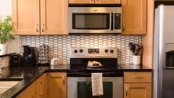 Geladeira, micro-ondas, fogão, cooktop