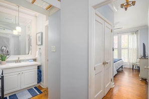 1 habitación, escritorio, tabla de planchar con plancha y cuna de viaje 