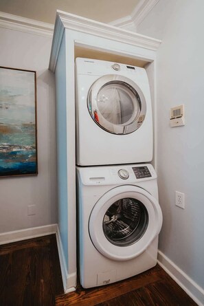 Interior - Amazing Location| King Bed| Cute Downtown Condo (Savannah)