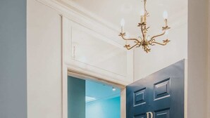 Interior - Amazing Location| King Bed| Cute Downtown Condo (Savannah)