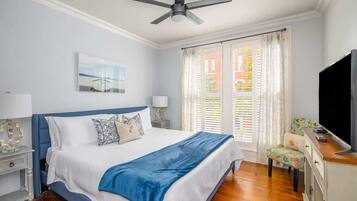 1 quarto, escrivaninha, ferros/tábuas de passar roupa, berço de viagem