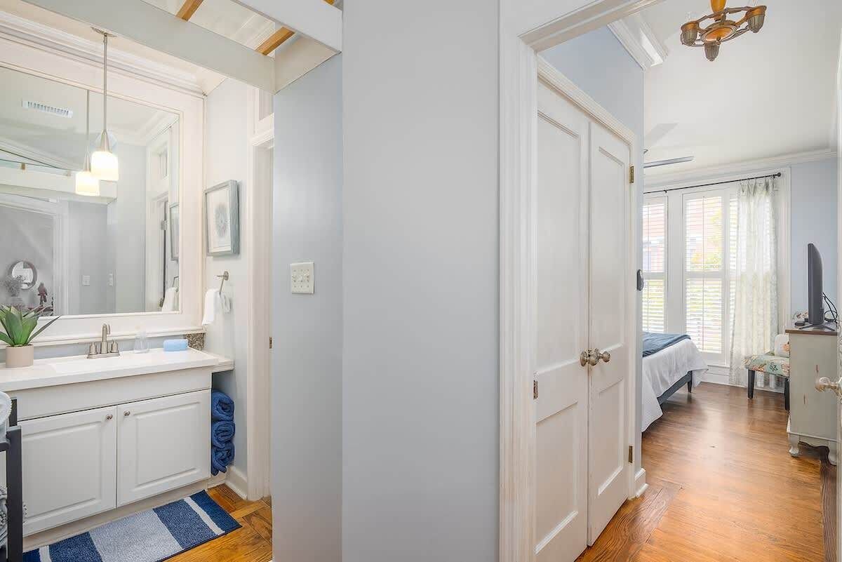 1 slaapkamer, een bureau, een strijkplank/strijkijzer, reisbedje