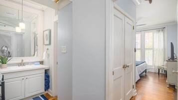 1 slaapkamer, een bureau, een strijkplank/strijkijzer, reisbedje