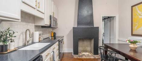 Réfrigérateur, micro-ondes, four, plaque de cuisson